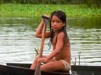 Menina se diverte em canoa durante nossa visita à comunidade localizada na Reserva de Mamirauá, perto de Tefé, no Amazonas